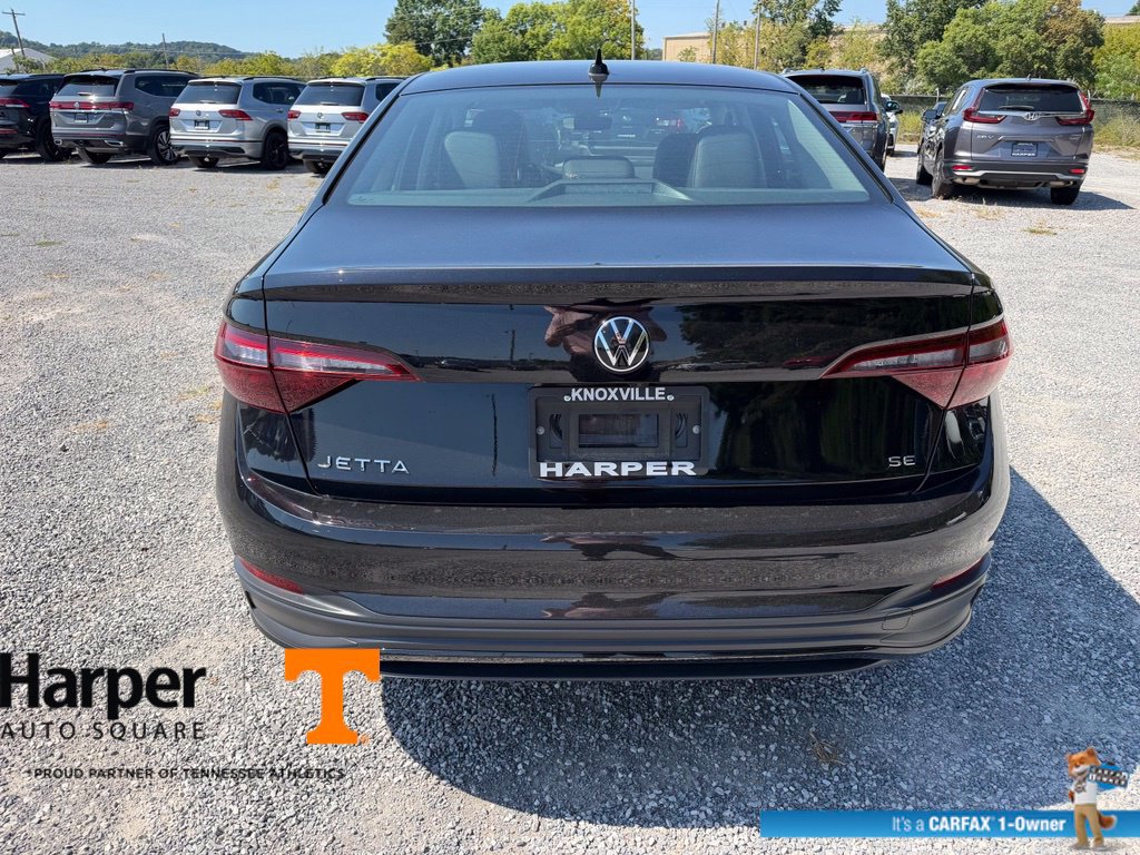 Used 2024 Volkswagen Jetta SE w/ Panoramic Sunroof Package FWD image 4
