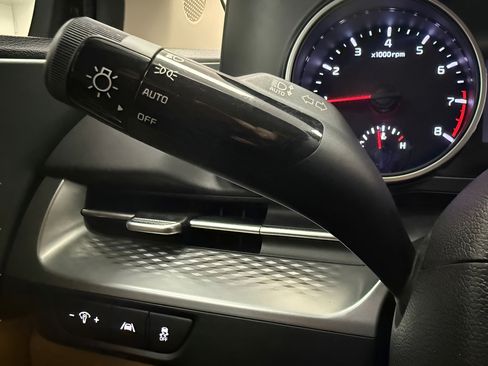 Used 2024 Kia Carnival LX FWD image 19