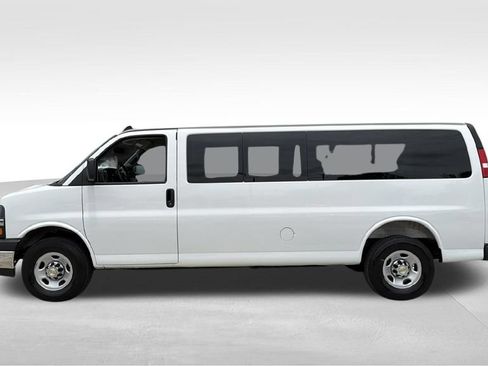 Used 2025 Chevrolet Express 3500 LT w/ LT Preferred Equipment Group RWD image 3