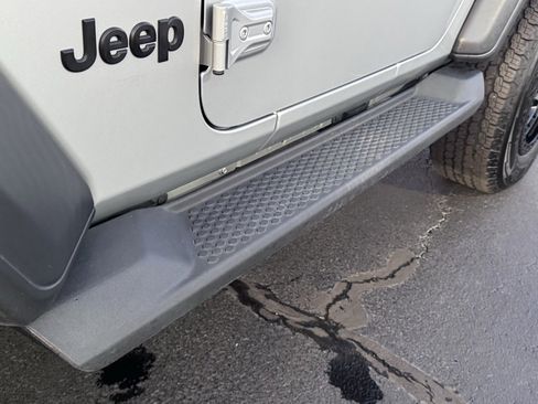 Used 2023 Jeep Wrangler Sport image 33