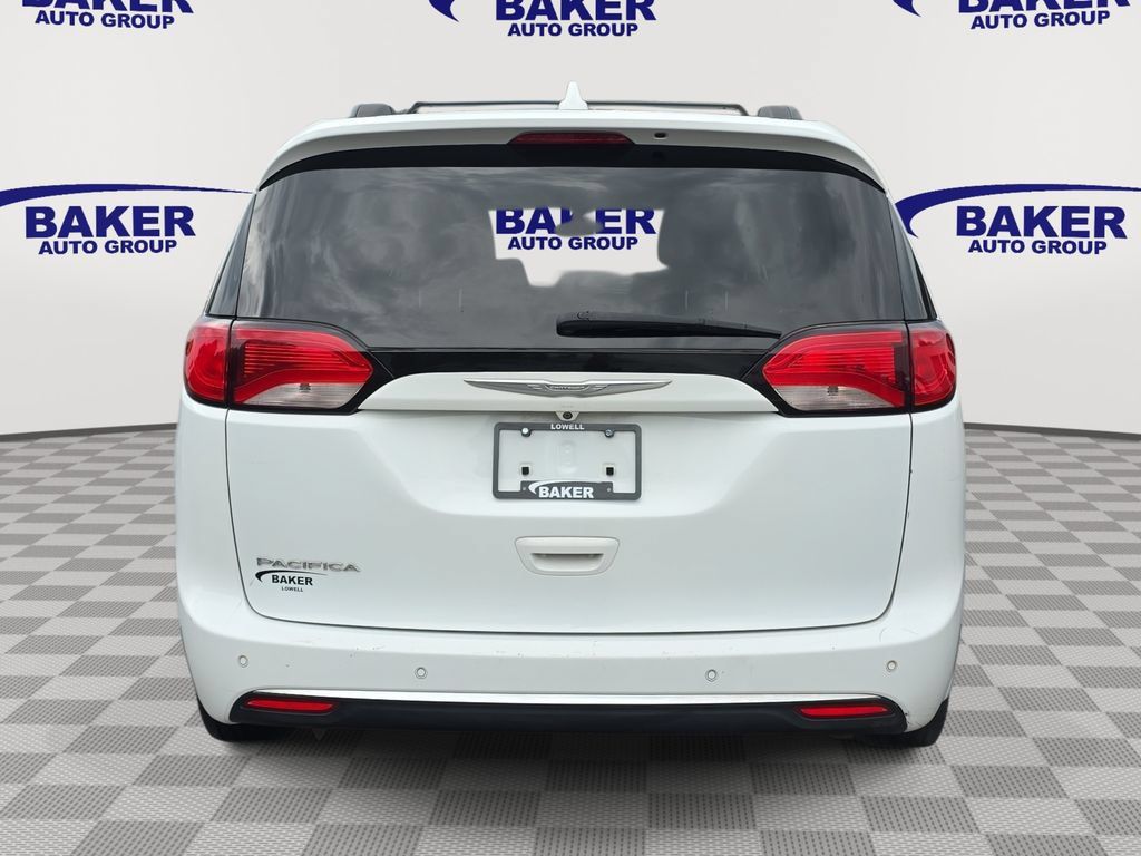 Used 2017 Chrysler Pacifica Touring-L w/ Tire & Wheel Group FWD image 6