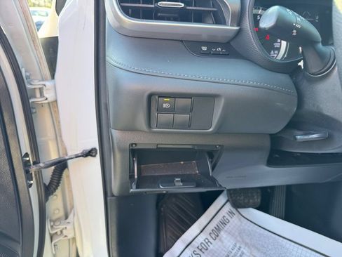 Used 2021 Toyota Highlander L FWD image 28