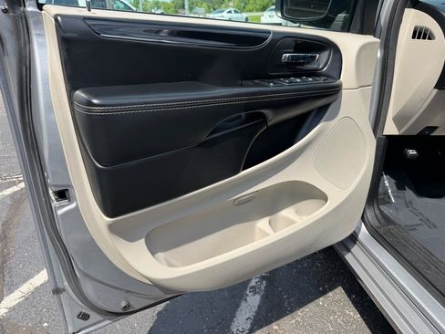 Used 2017 Dodge Grand Caravan SXT w/ Driver Convenience Group FWD image 9