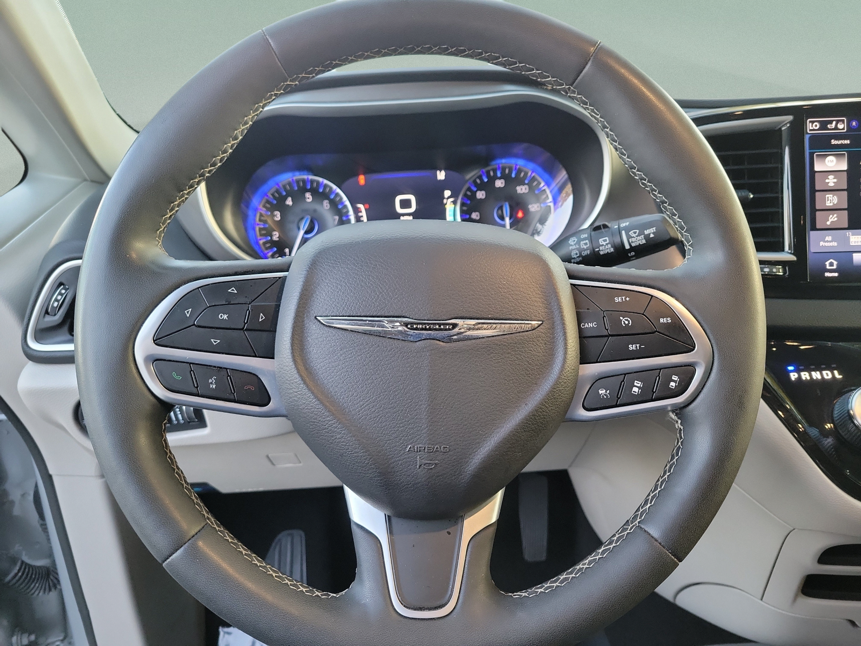 Used 2024 Chrysler Pacifica Touring-L FWD image 20