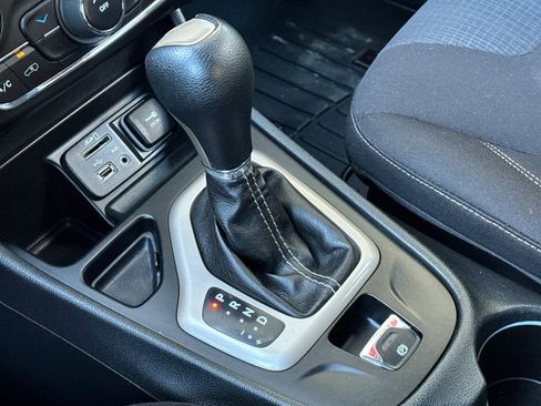 Used 2016 Jeep Cherokee Latitude FWD image 21