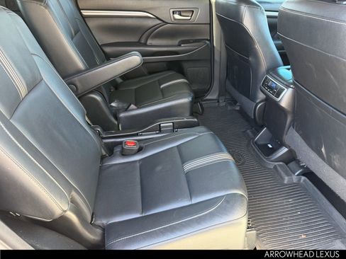 Used 2017 Toyota Highlander SE image 16