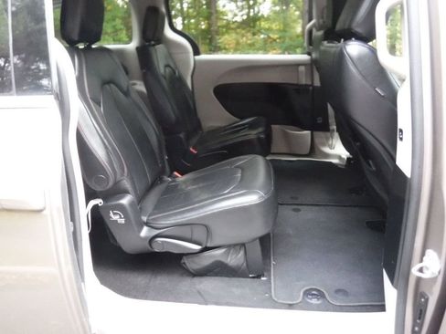 Used 2017 Chrysler Pacifica Touring-L image 16