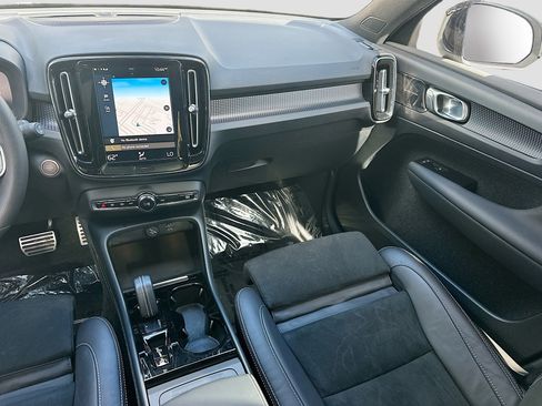 Used 2021 Volvo XC40 T4 R-Design image 24