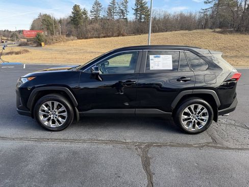 Used 2021 Toyota RAV4 XLE Premium image 14