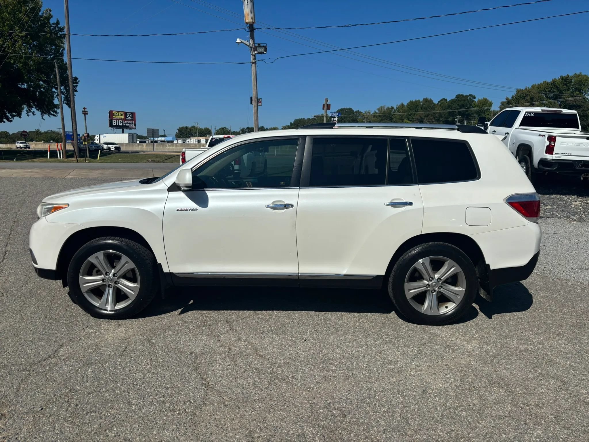 Used 2012 Toyota Highlander Limited w/ Tow Pkg AWD/4WD image 2