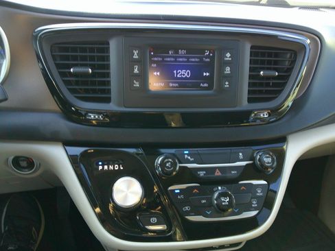 Used 2017 Chrysler Pacifica LX FWD image 16