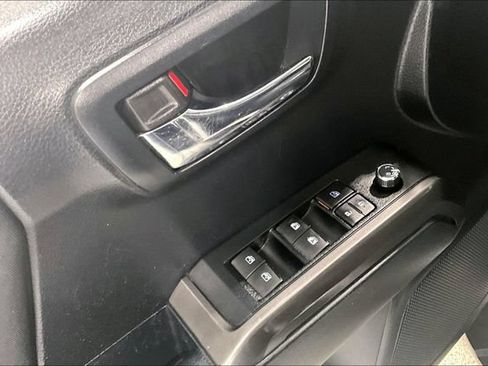 Used 2018 Toyota Tacoma TRD Sport AWD/4WD image 43