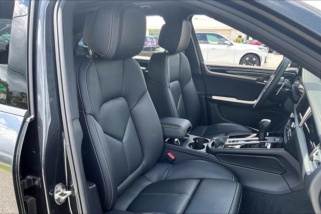 Used 2025 Porsche Macan AWD/4WD image 28
