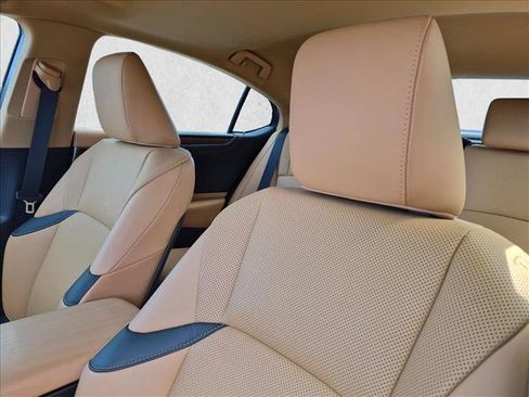 Used 2022 Lexus ES 300h w/ Premium Package FWD image 4