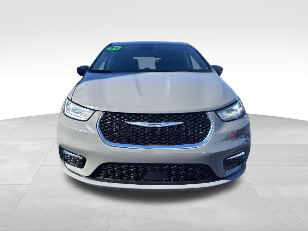 Used 2023 Chrysler Pacifica Touring-L FWD image 9