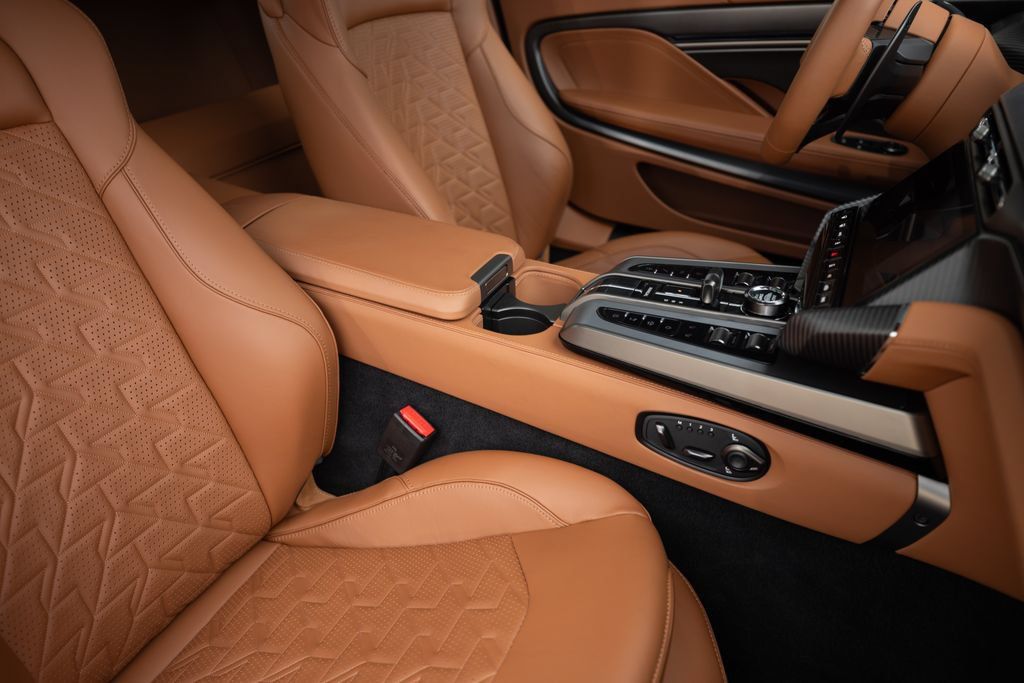 Used 2025 Aston Martin Vanquish RWD image 26