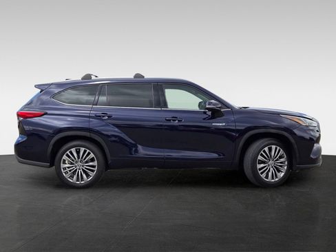 Used 2021 Toyota Highlander Platinum FWD image 3