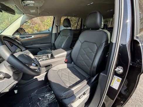 Used 2025 Volkswagen Atlas SE image 39