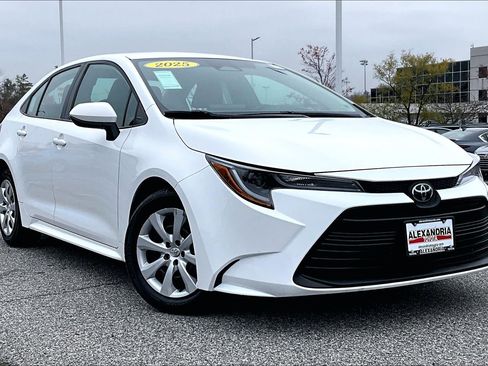 Used 2025 Toyota Corolla LE image 2
