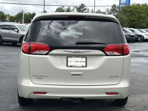Used 2019 Chrysler Pacifica Limited FWD image 4