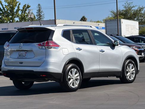 Used 2016 Nissan Rogue SV FWD image 2