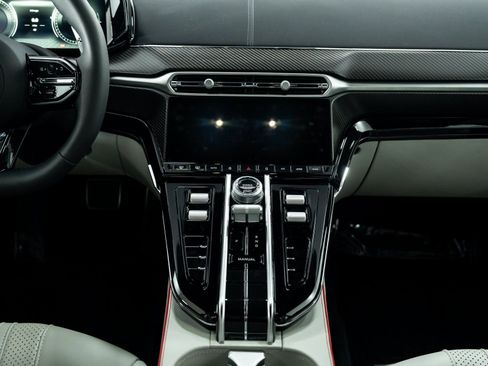 Used 2025 Aston Martin V8 Vantage Coupe RWD image 25