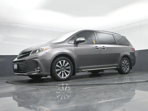 Used 2018 Toyota Sienna Limited image 66