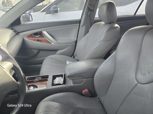 Used 2011 Toyota Camry LE image 2