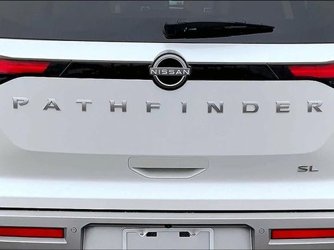 Used 2025 Nissan Pathfinder SL FWD image 31