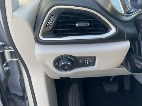 Used 2024 Chrysler Pacifica Touring-L image 10