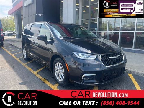 Used 2023 Chrysler Pacifica Touring-L FWD image 1