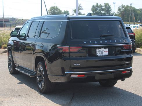 Used 2023 Jeep Wagoneer L Series III w/ Preferred Equipment Group image 16