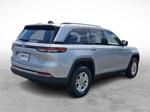 Used 2022 Jeep Grand Cherokee Laredo w/ Luxury Tech Group I AWD/4WD image 5