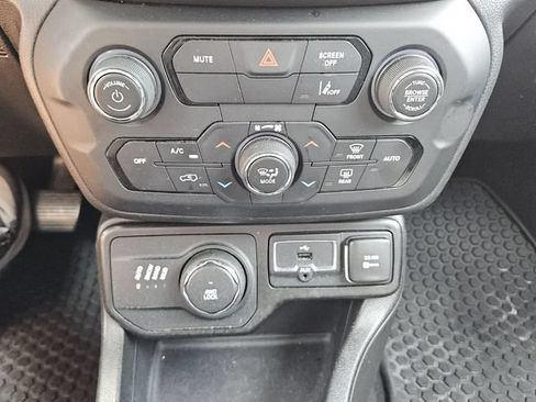Used 2023 Jeep Renegade Latitude AWD/4WD image 19