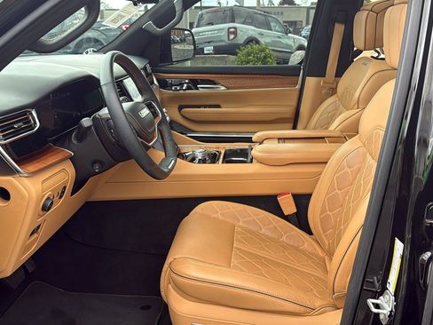 Used 2023 Jeep Grand Wagoneer L Series III w/ Rear Seat Video Group 1 AWD/4WD image 11