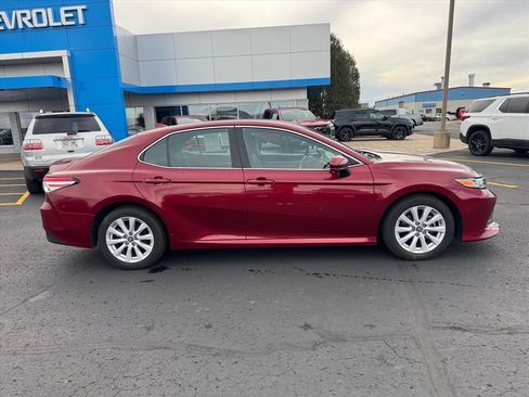 Used 2019 Toyota Camry LE image 2
