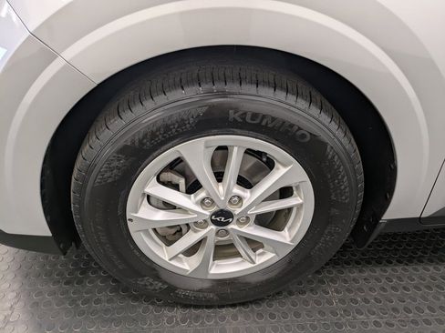 Certified 2022 Kia Carnival LX image 7