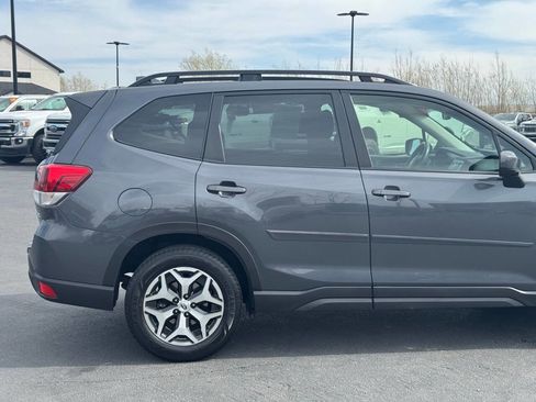 Used 2022 Subaru Forester Premium AWD/4WD image 5