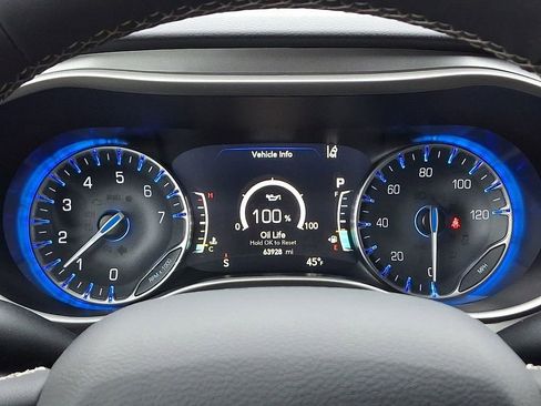 Used 2023 Chrysler Pacifica Touring-L image 23