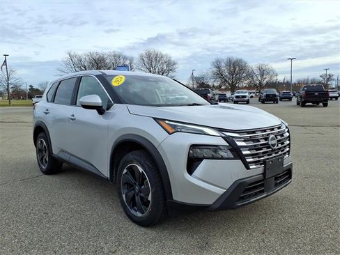 Used 2024 Nissan Rogue SV image 3