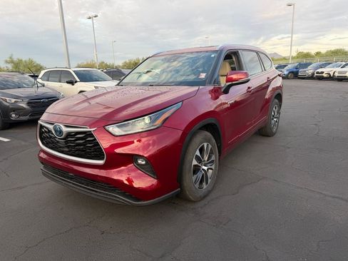Used 2021 Toyota Highlander XLE FWD image 3