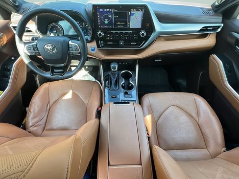 Used 2021 Toyota Highlander Platinum FWD image 11