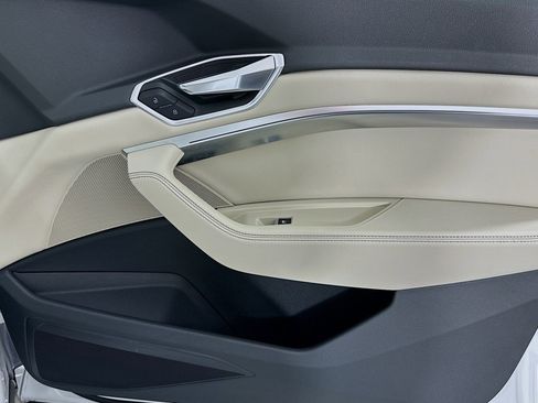 Used 2023 Audi e-tron Premium w/ Convenience Plus Package image 23