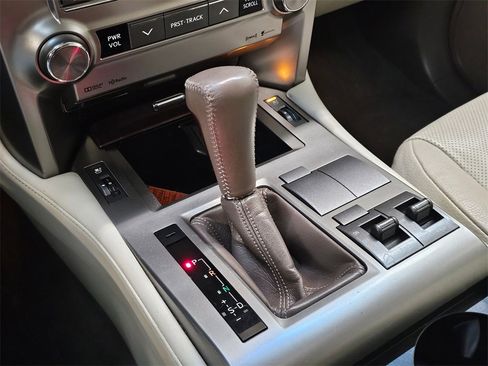 Used 2019 Lexus GX 460 image 32