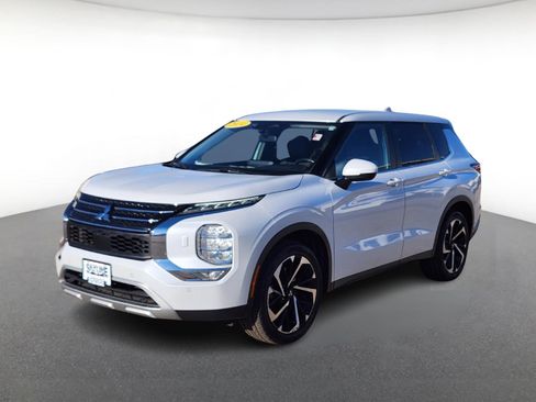 Used 2024 Mitsubishi Outlander SE image 2
