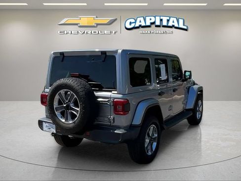 Used 2018 Jeep Wrangler Unlimited Sahara AWD/4WD image 5