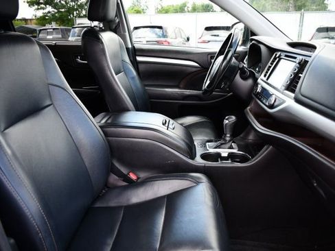 Used 2018 Toyota Highlander XLE AWD/4WD image 34