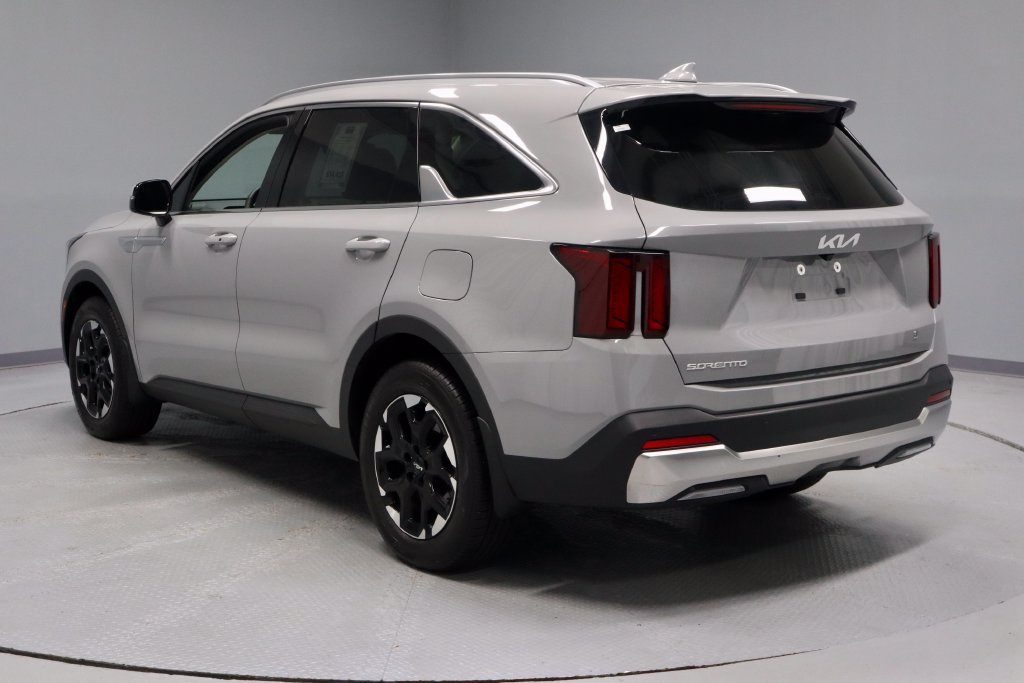 Used 2026 Kia Sorento S FWD image 9