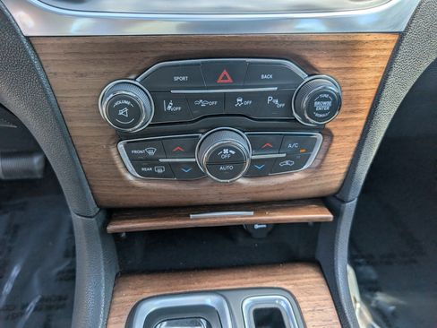 Used 2016 Chrysler 300 C Platinum w/ Safetytec Plus Group image 30