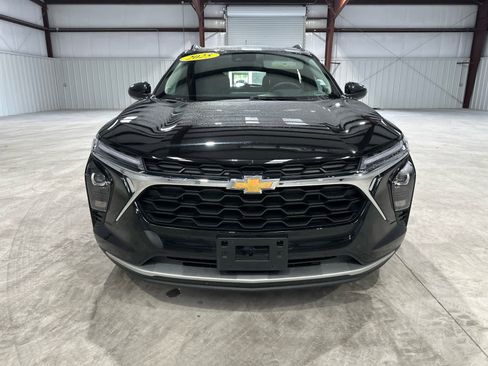 Used 2025 Chevrolet Trax LT w/ LT Convenience Package image 8